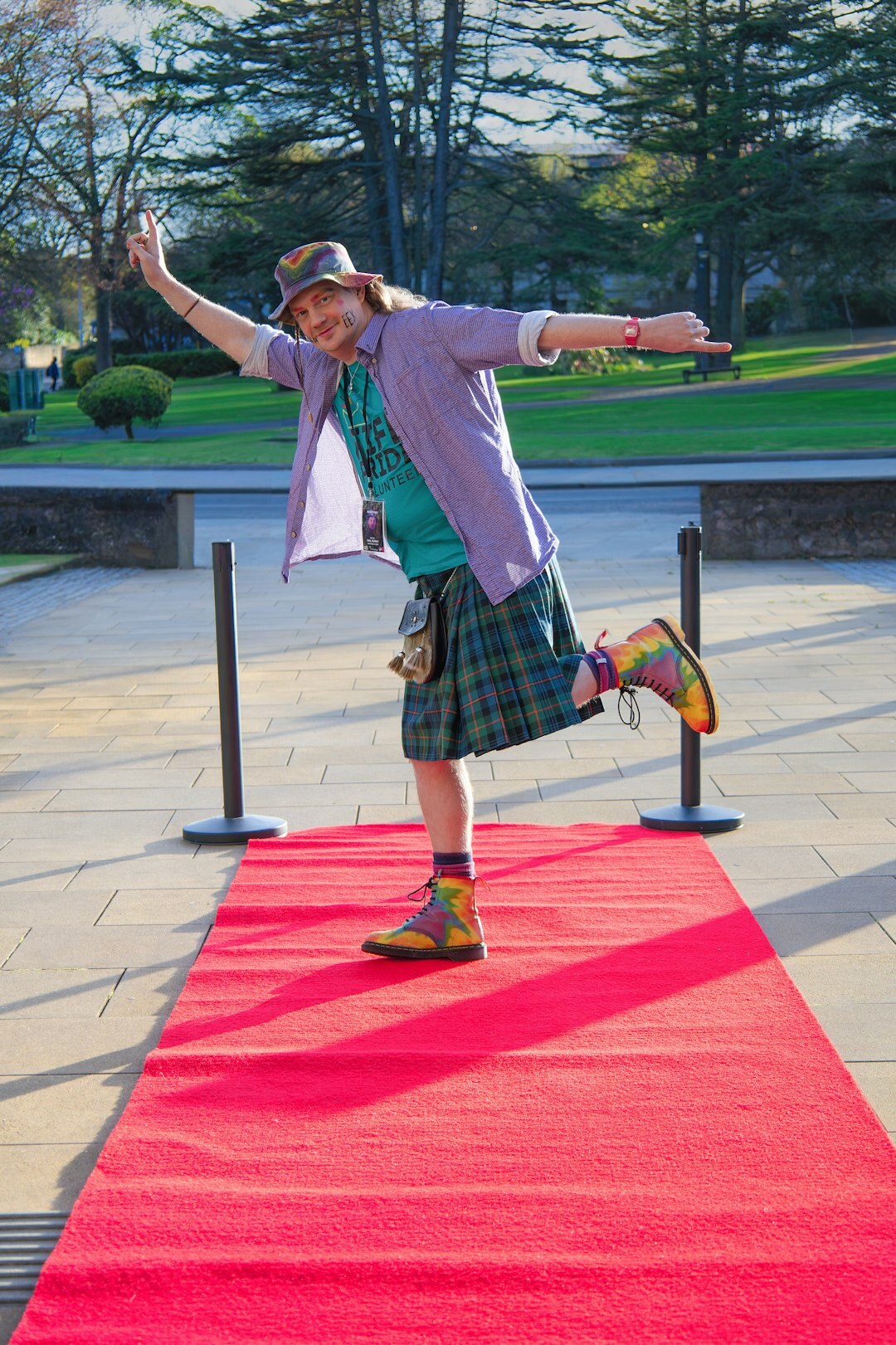 celebrity handshake on red carpet